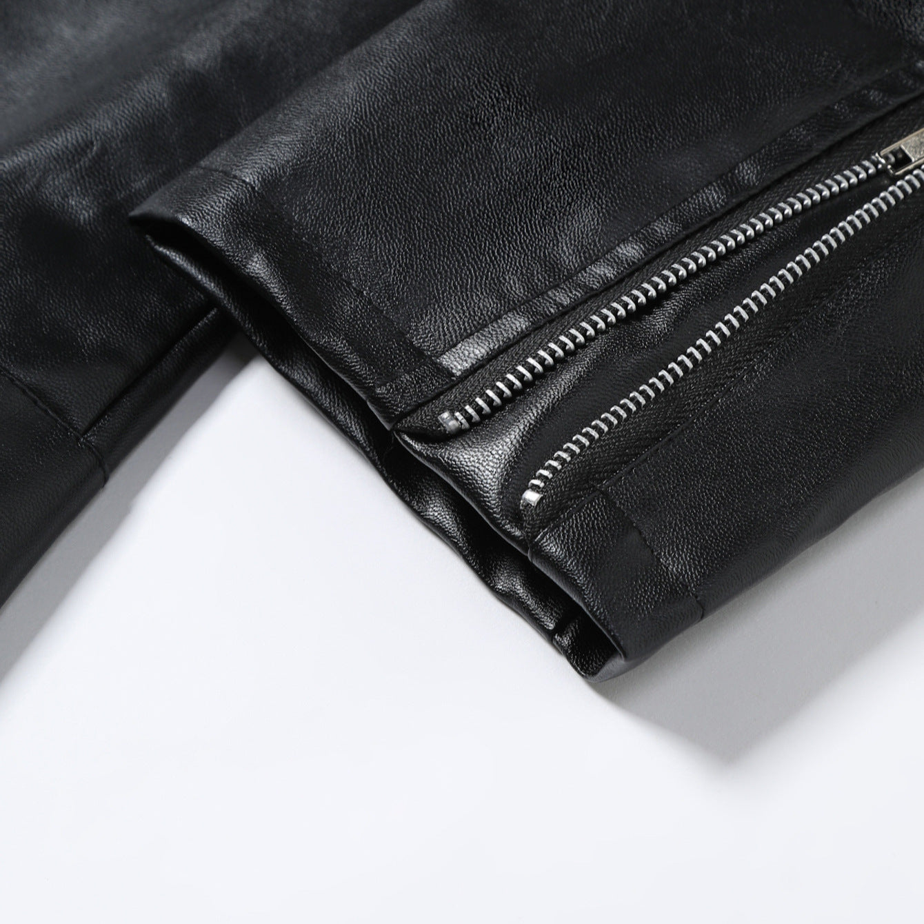 Herr bikerjacka i skinn med asymmetrisk dragkedja och praktiska fickor Skorter