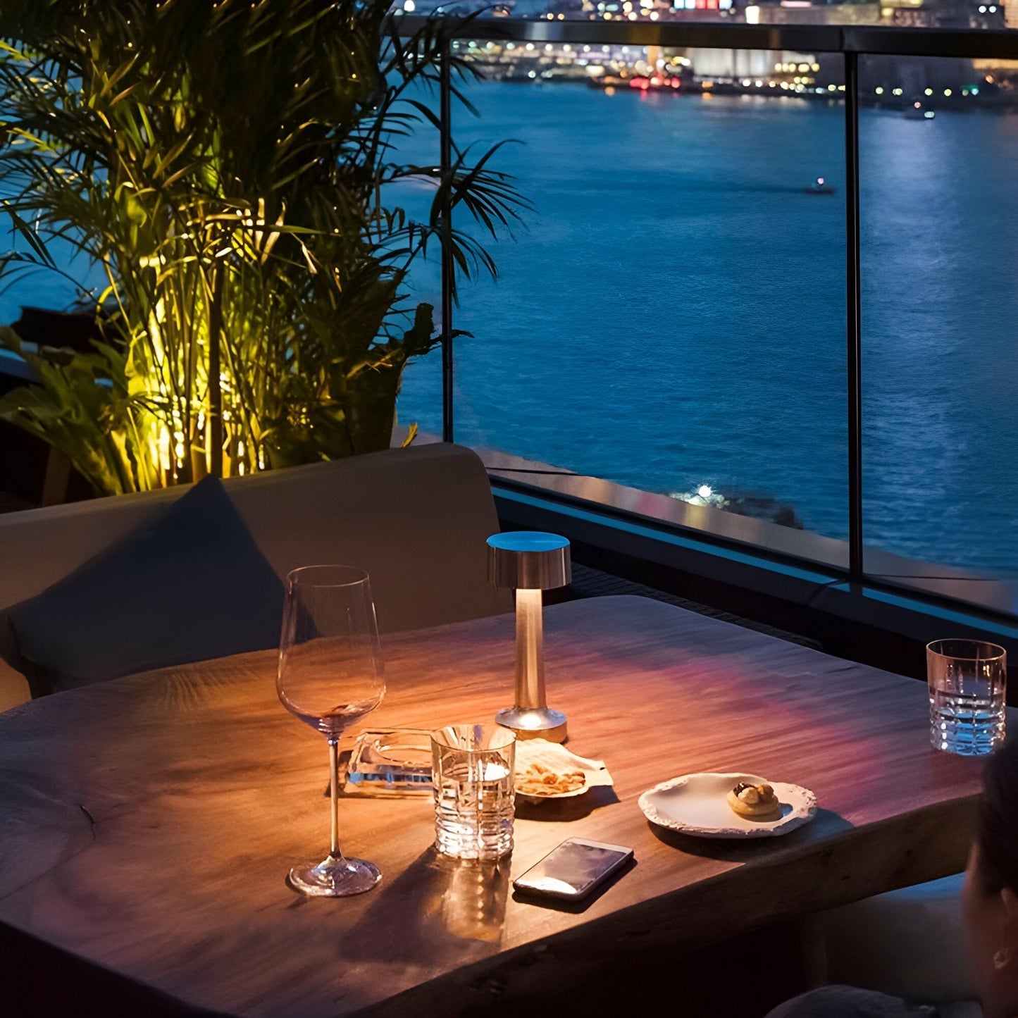 Skorter | Retrolight - Stylish LED restaurant table lamp with wireless USB charger