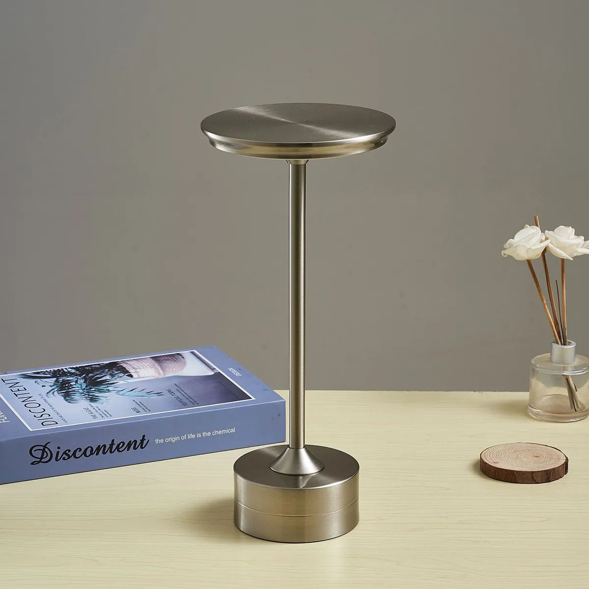 Skorter | GloedStyle - Experience the convenience of the modern table lamp with touch control from GloedStyle