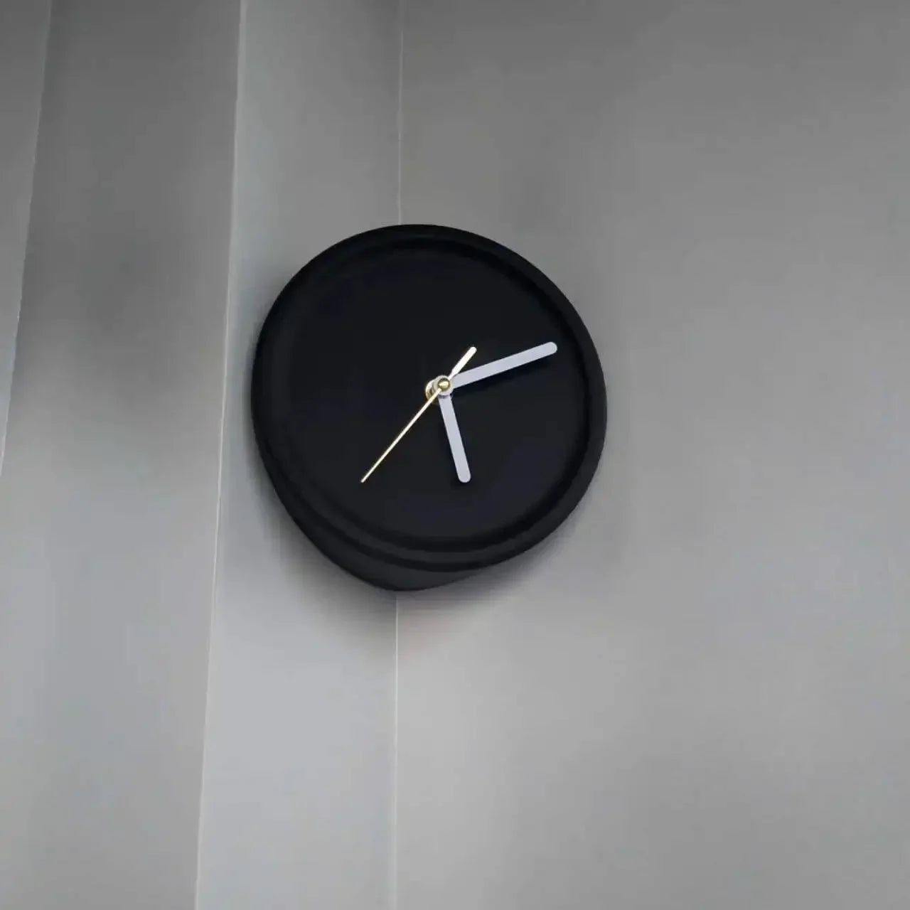 Skorter | SilentCorner - Silent Wall Clock without Drilling for Corners in the House