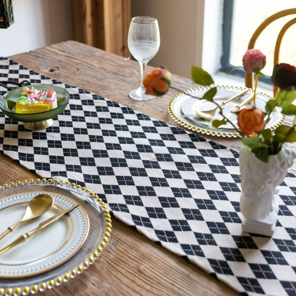 Skorter | Tasseled Diamond Checkered Table Runner