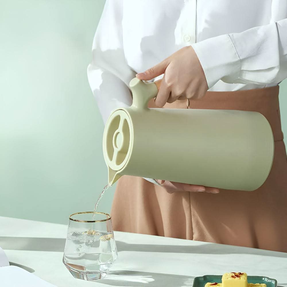Skorter | Elegant double-walled glass carafe with wooden handle for hot and cold drinks