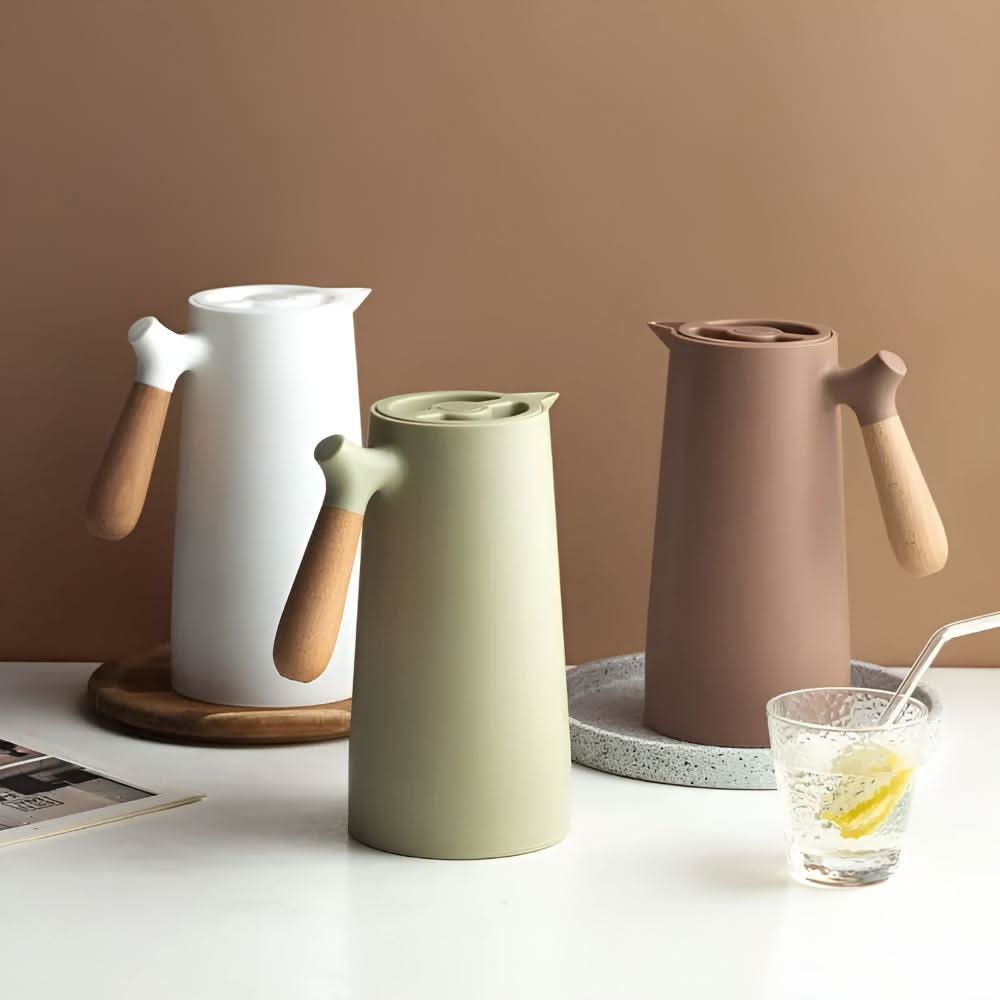 Skorter | Elegant double-walled glass carafe with wooden handle for hot and cold drinks