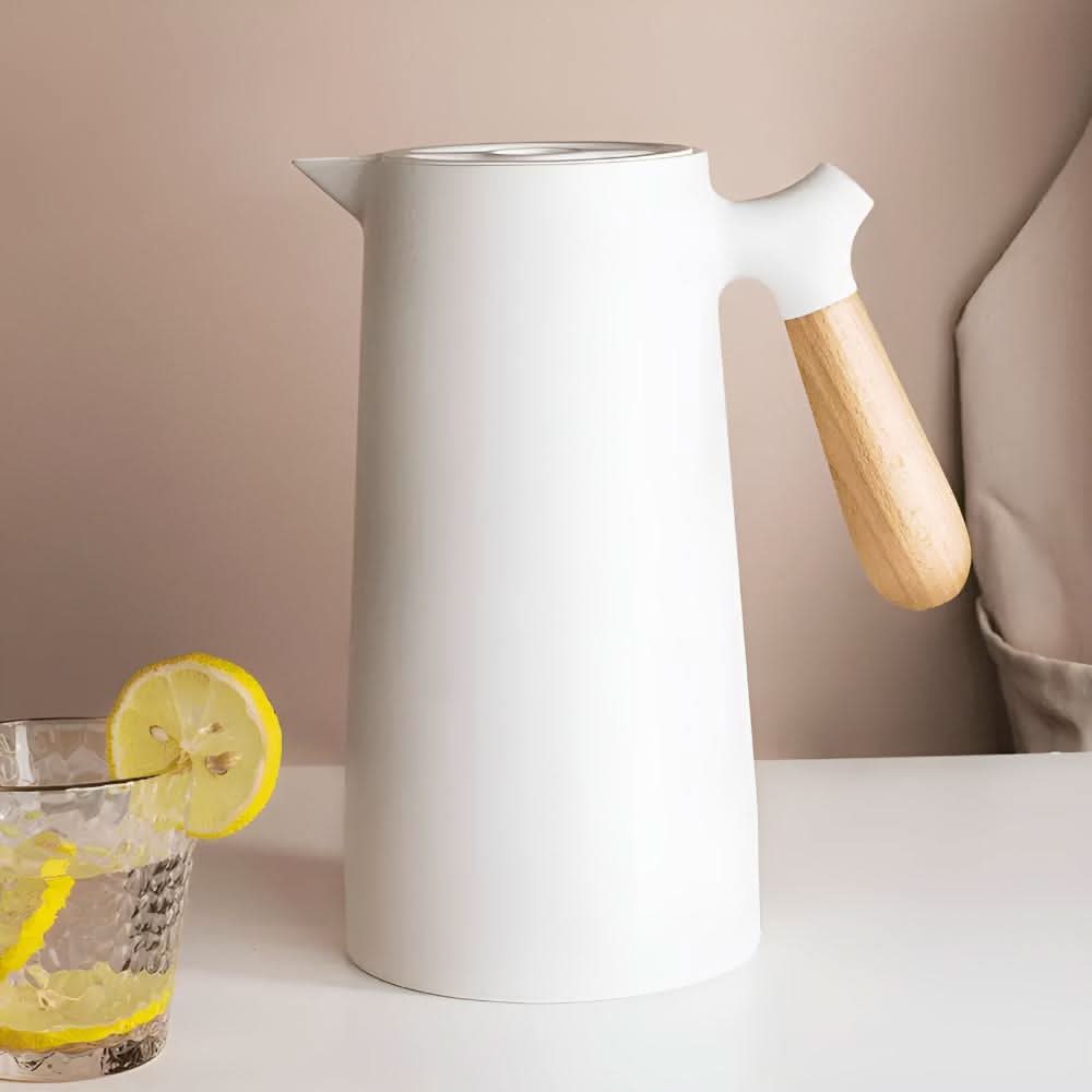 Skorter | Elegant double-walled glass carafe with wooden handle for hot and cold drinks