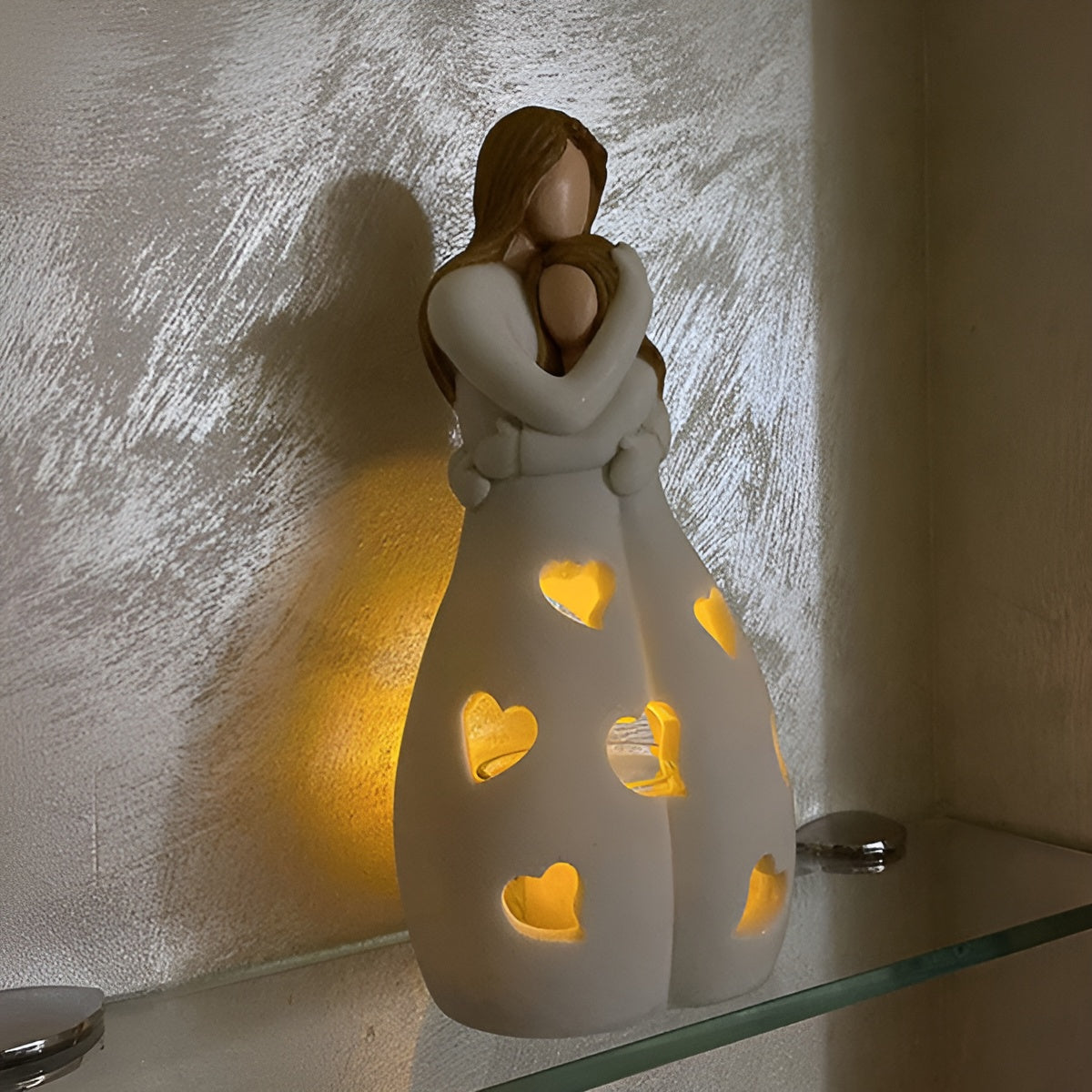 Skorter | Omfamnande Mor Dotter Figur Fladdrande Ljusstake - LoveGlow