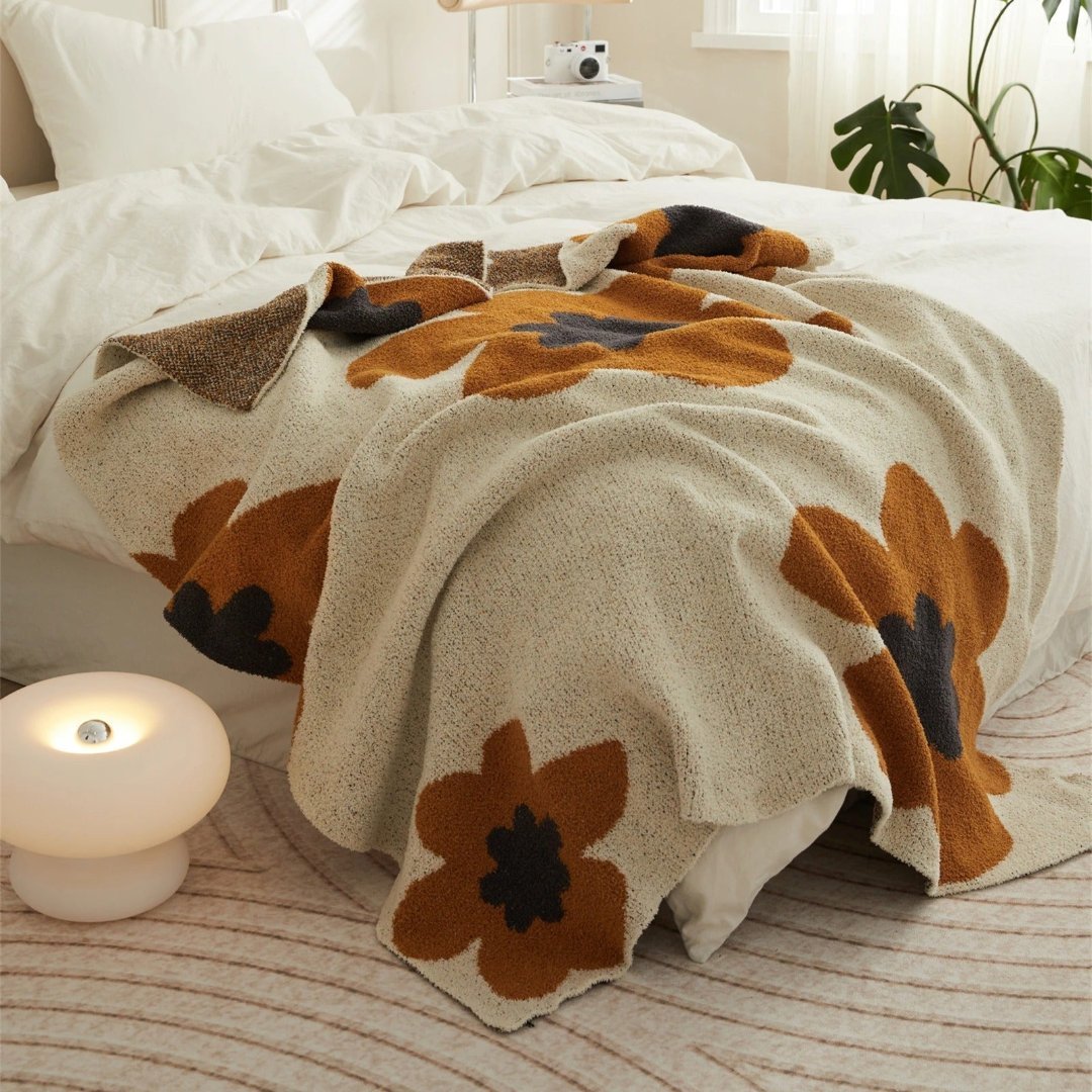 Skorter | Elegance and warmth for your home with the soft flower blanket