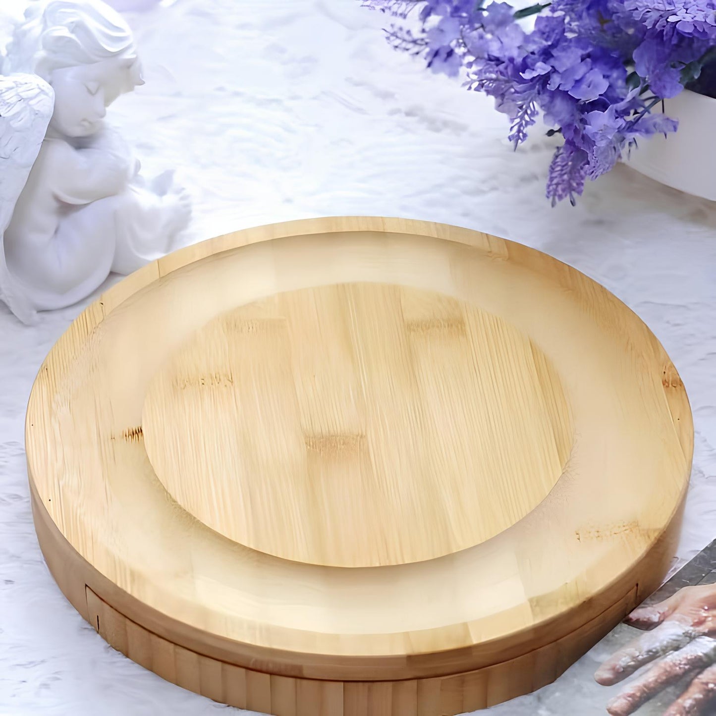 Skorter with cheese with retractable knife storage