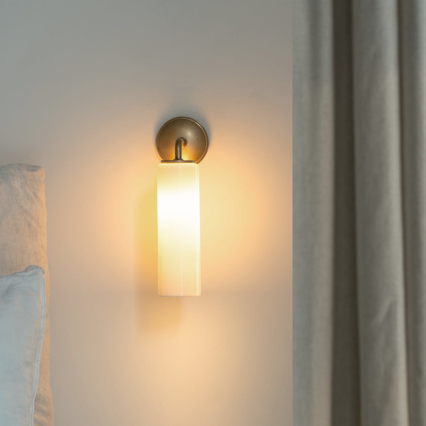 Skorter | Claremont Small Wall Lamp Fine Porcelain - Antique Brass