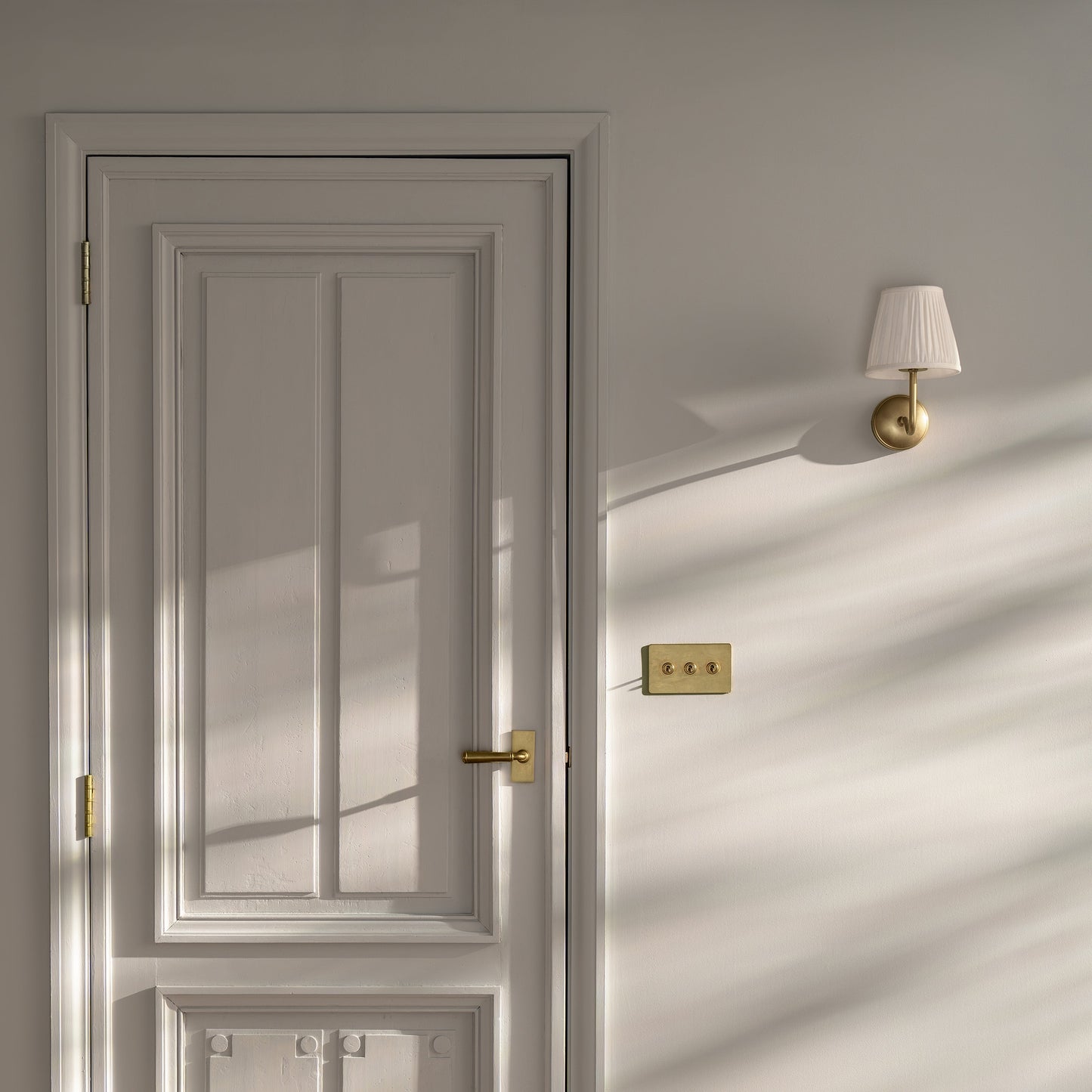 Skorter | Malvern Lite Wall Lamp Flashlight Alabaster White - Antique Brass