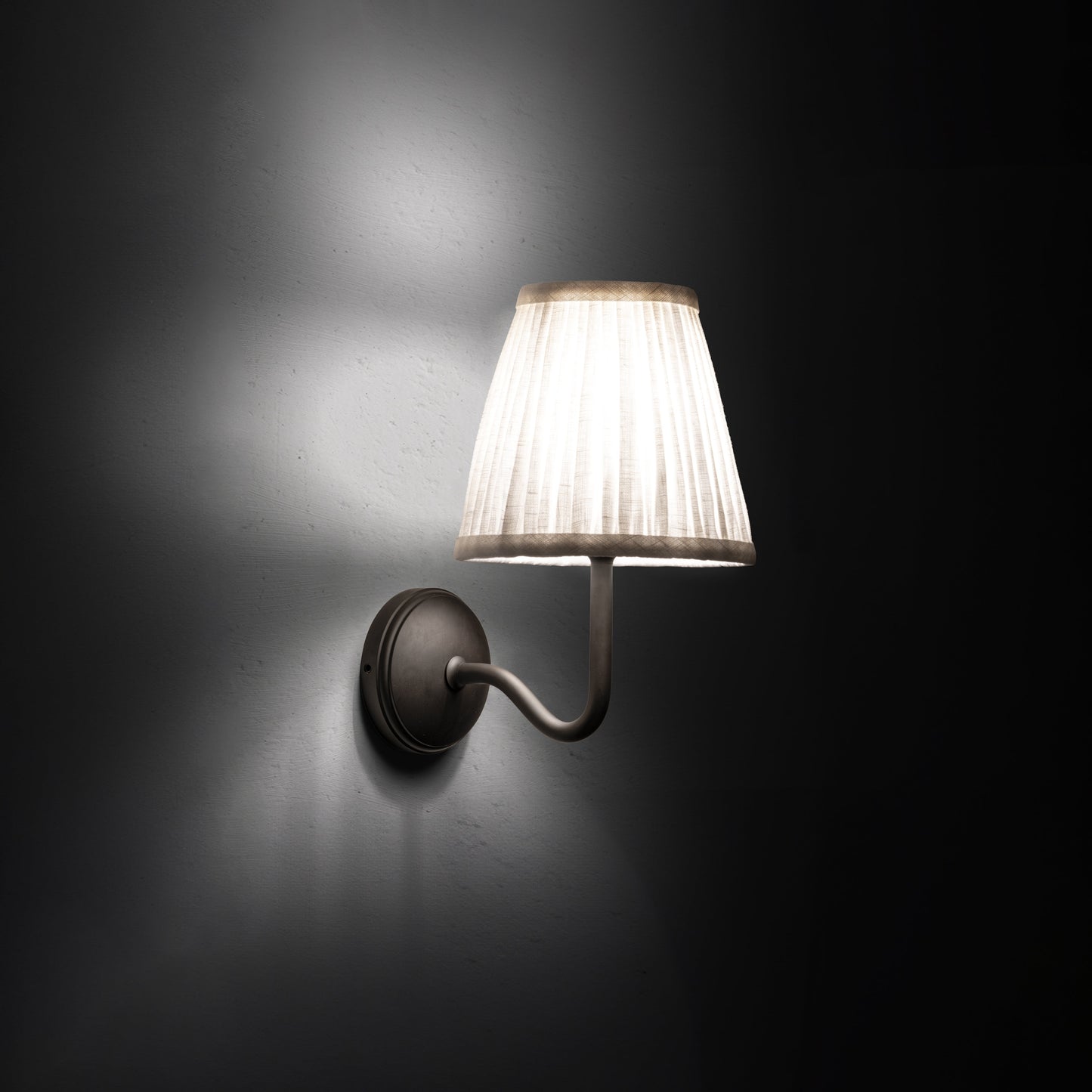 Skorter | Malvern Small Wall Lamp Pleated Alabaster White - Bronze