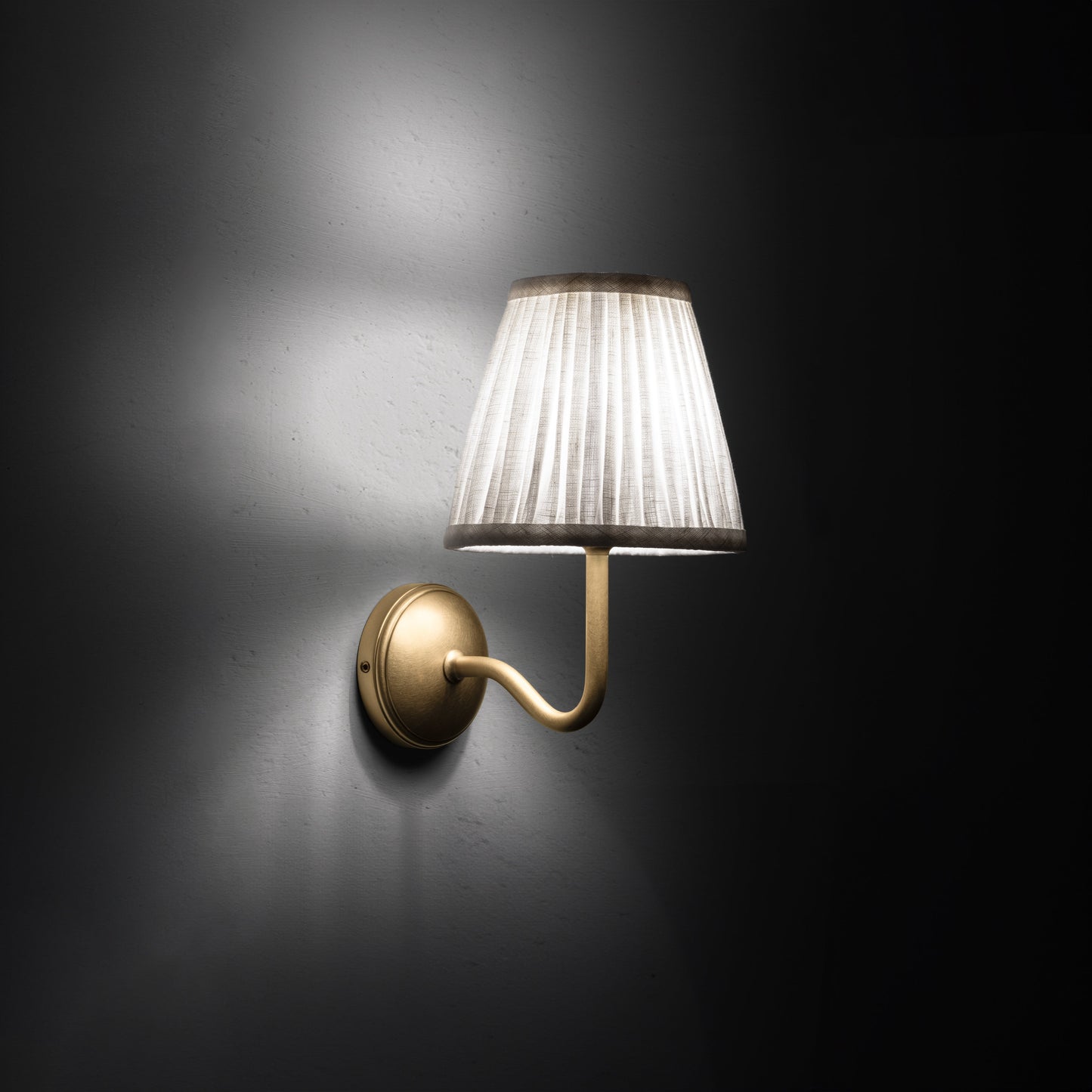 Skorter | Malvern Lite Wall Lamp Flashlight Alabaster White - Antique Brass