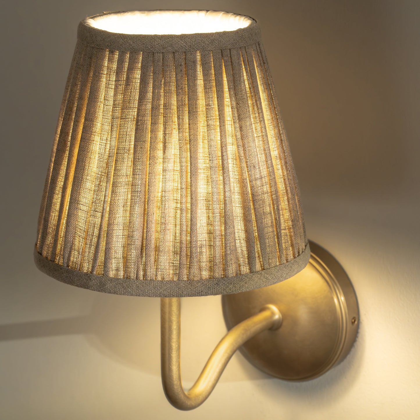 Skorter | Malvern Small Wall Lamp Pleated Natural Beige - Antique Brass
