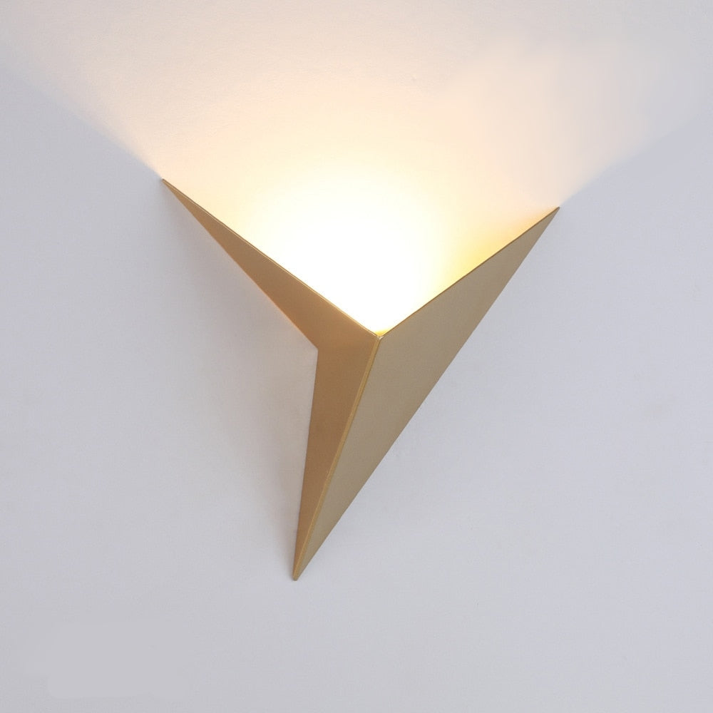 Skorter | Modern Triangular Wall Lamp - TrigoLux