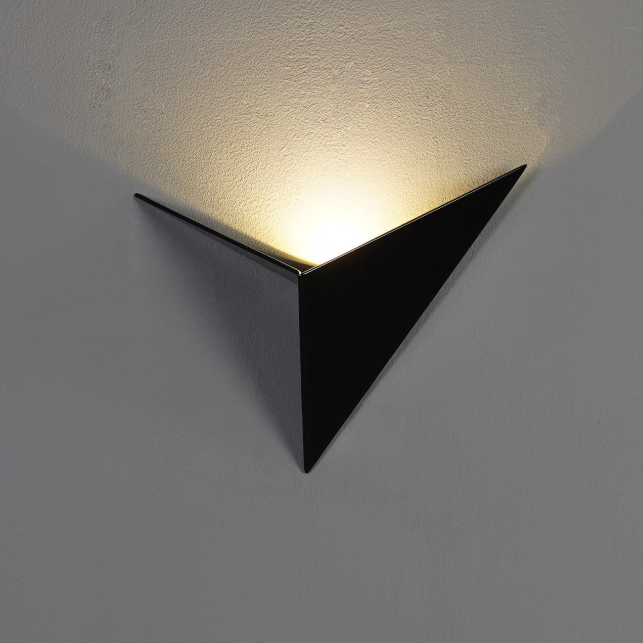 Skorter | Modern Triangular Wall Lamp - TrigoLux