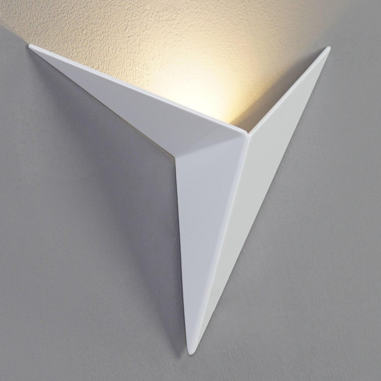 Skorter | Modern Triangular Wall Lamp - TrigoLux