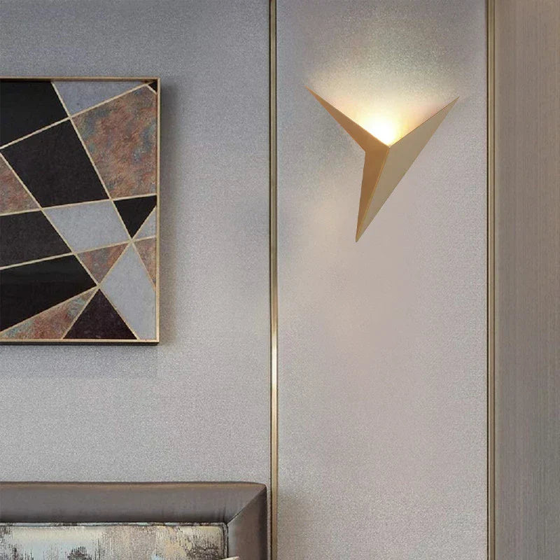 Skorter | Modern Triangular Wall Lamp - TrigoLux
