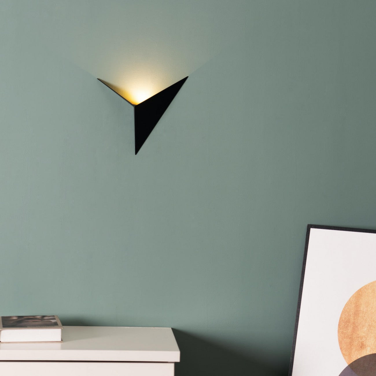 Skorter | Modern Triangular Wall Lamp - TrigoLux