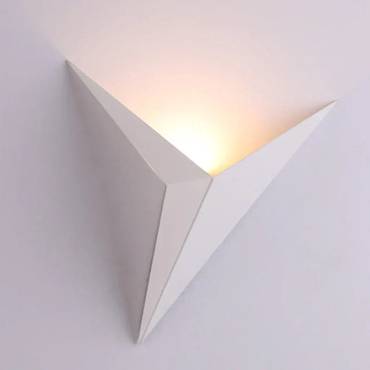 Skorter | Modern Triangular Wall Lamp - TrigoLux