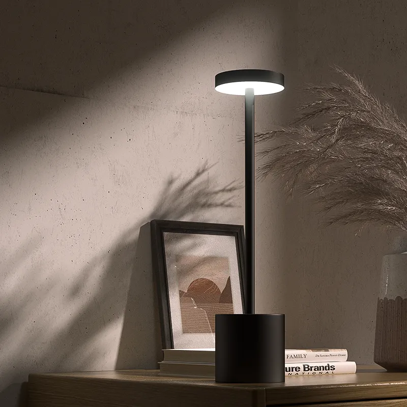 Skorter | Monax Iron Lamp