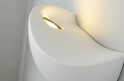 Skorter | Minimalist half-round LED wall lamp in aluminum