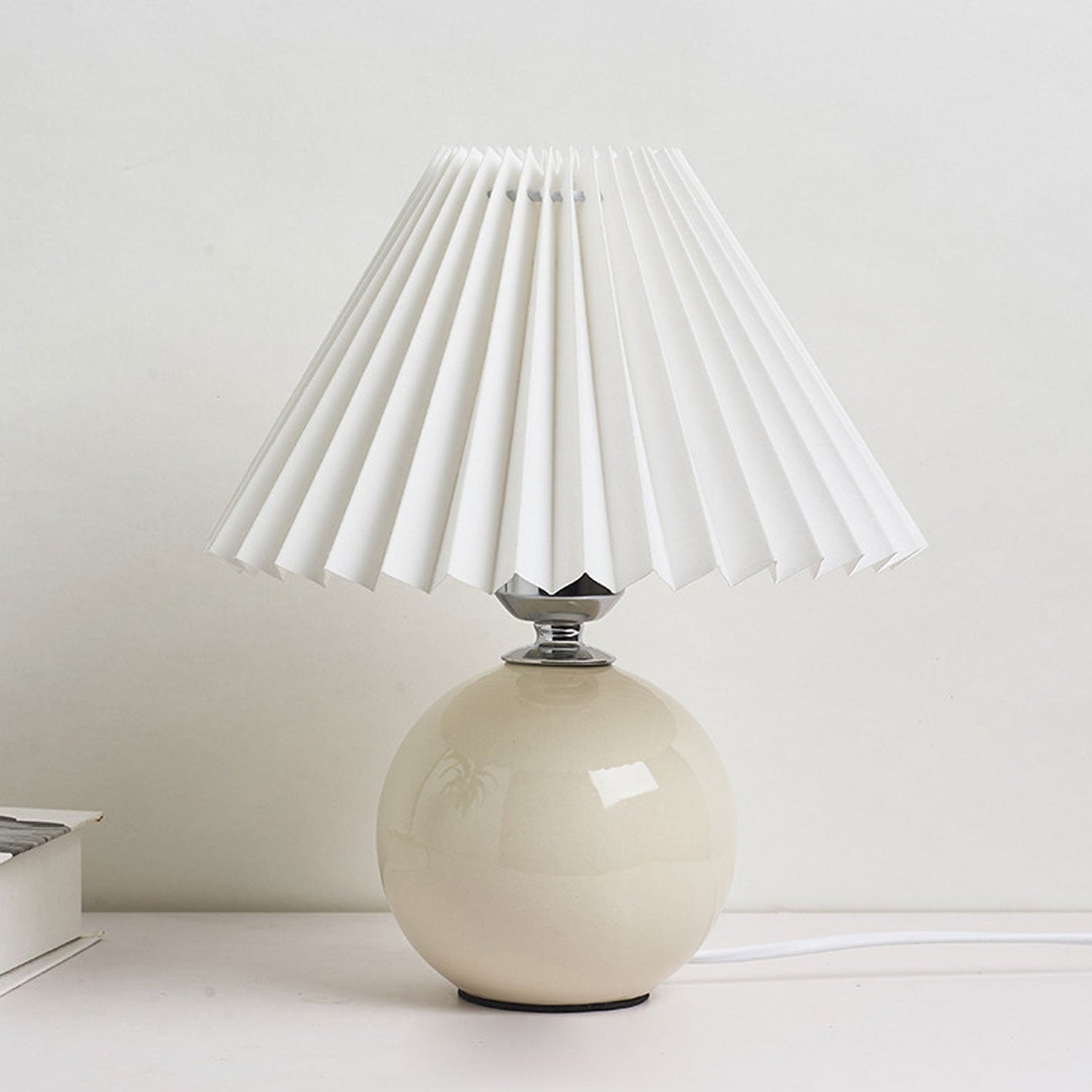 Skorter | Nordic minimalist 1-light table lamp made of ceramic with pleats