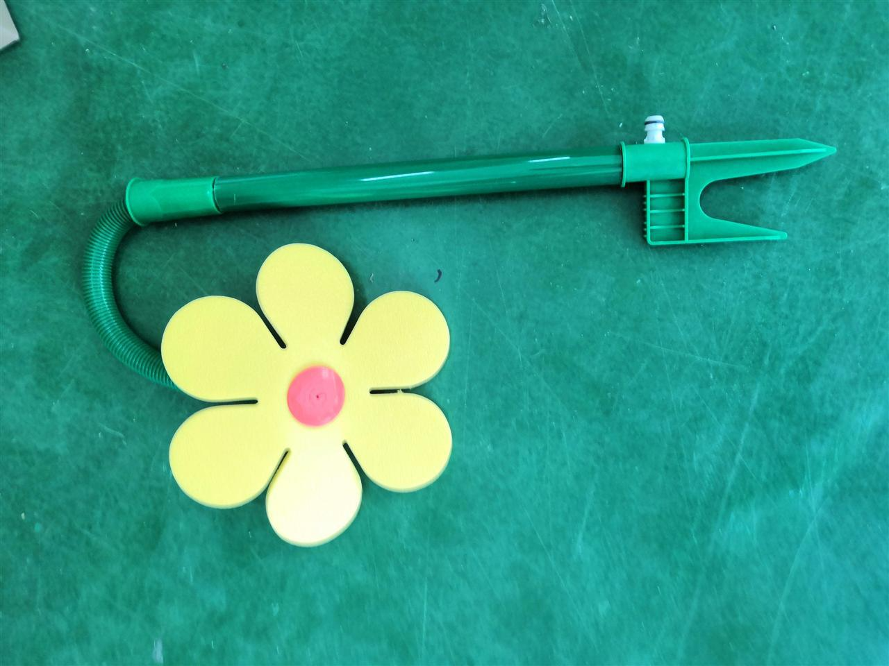Skorter | Dancing Daisy Sprinkler – Fun Lawn Sprinkler for Garden and Pets
