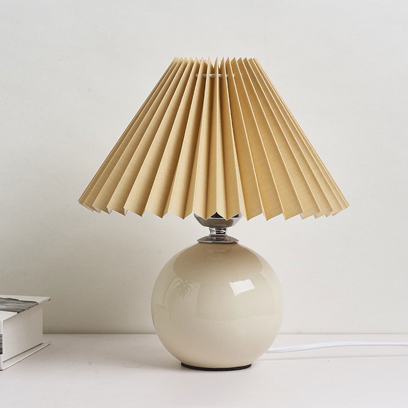 Skorter | Nordic minimalist 1-light table lamp made of ceramic with pleats