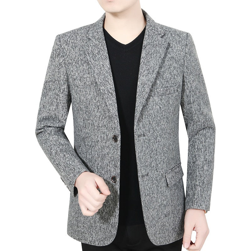 Herrkavaj i bouclétyg i avslappnad stil. Skorter