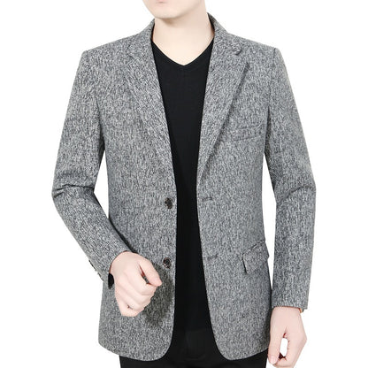 Herrkavaj i bouclétyg i avslappnad stil. Skorter