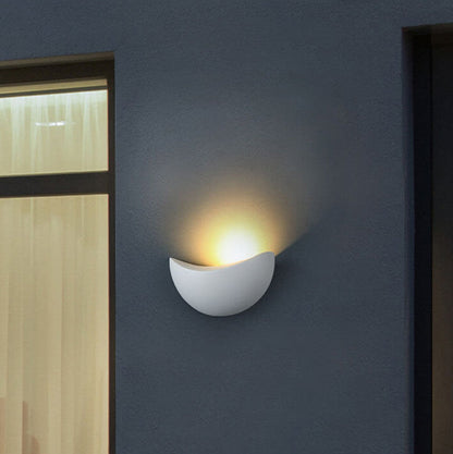 Skorter | Minimalist half-round LED wall lamp in aluminum