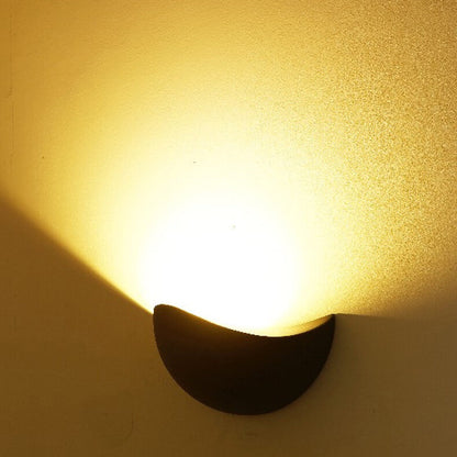 Skorter | Minimalist half-round LED wall lamp in aluminum
