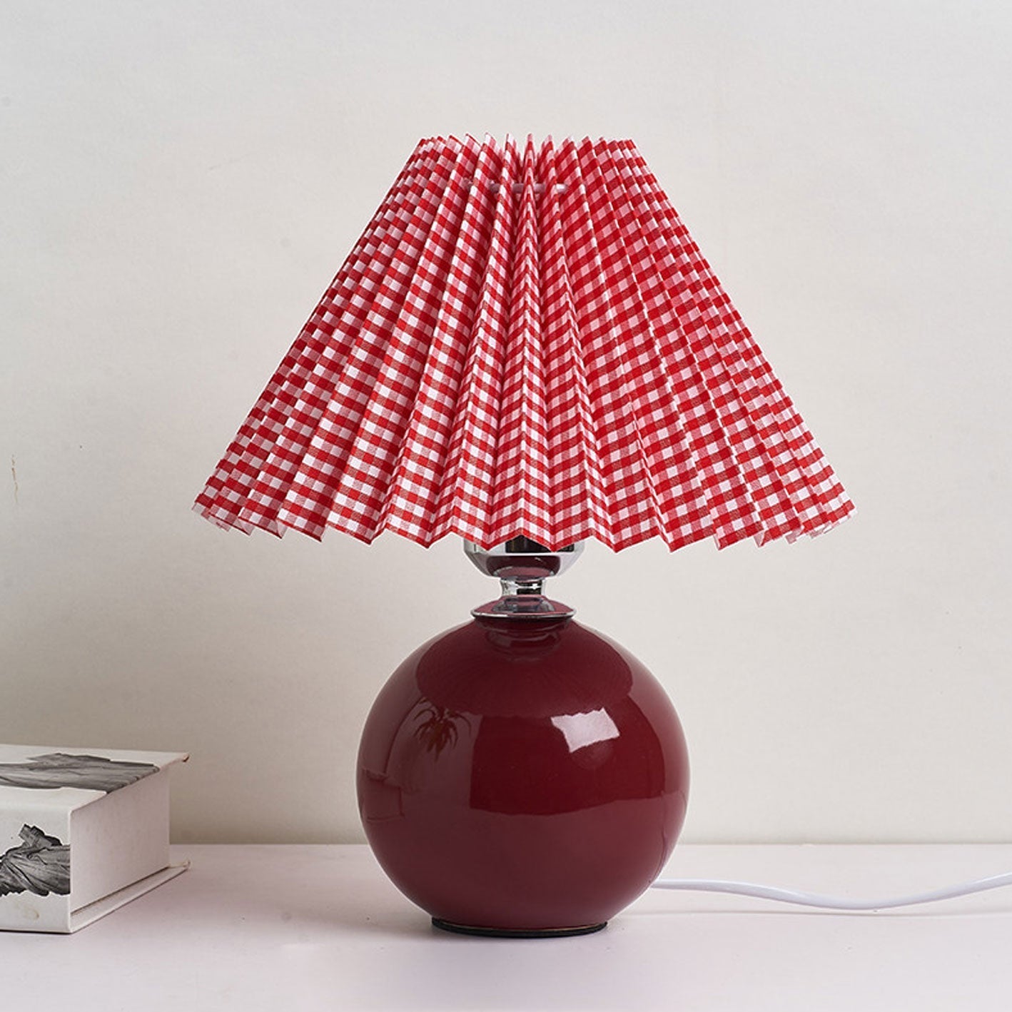 Skorter | Nordic minimalist 1-light table lamp made of ceramic with pleats