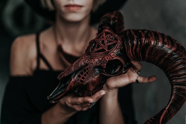 Skorter | Carved Ram Skull