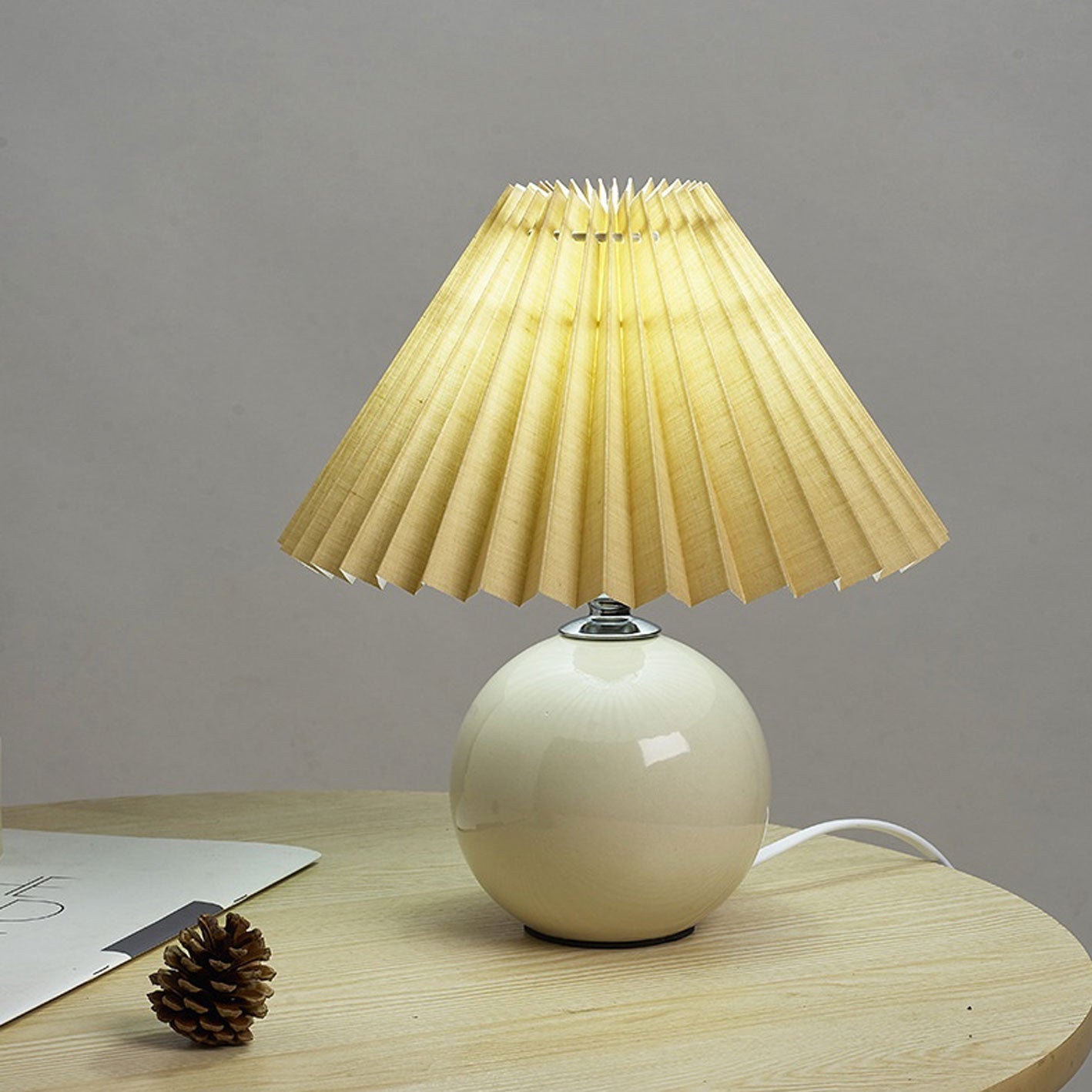 Skorter | Nordic minimalist 1-light table lamp made of ceramic with pleats