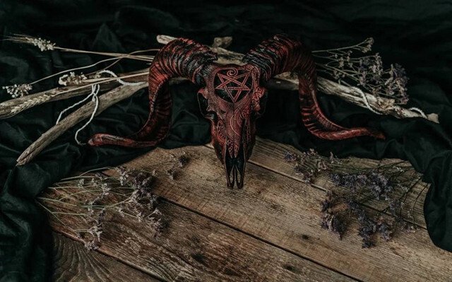 Skorter | Carved Ram Skull