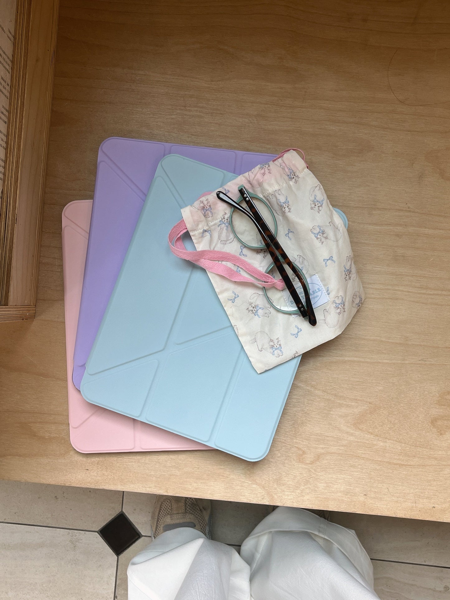 Skorter | Pastel Origami Stand iPad Case Slim Magnetic Foldable Stand