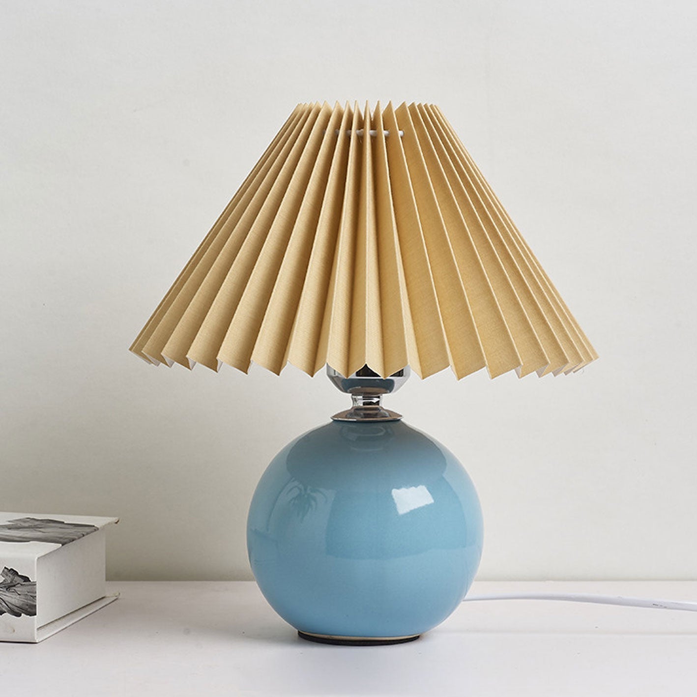 Skorter | Nordic minimalist 1-light table lamp made of ceramic with pleats