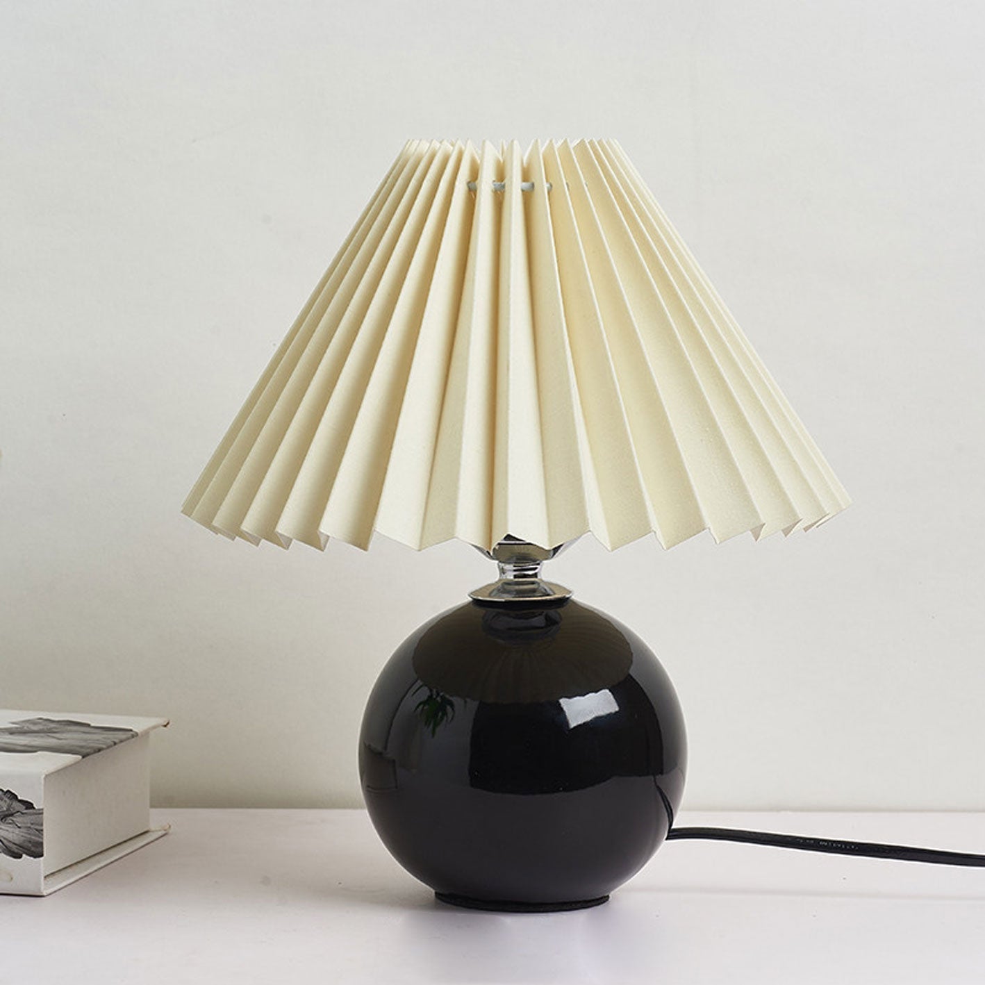Skorter | Nordic minimalist 1-light table lamp made of ceramic with pleats