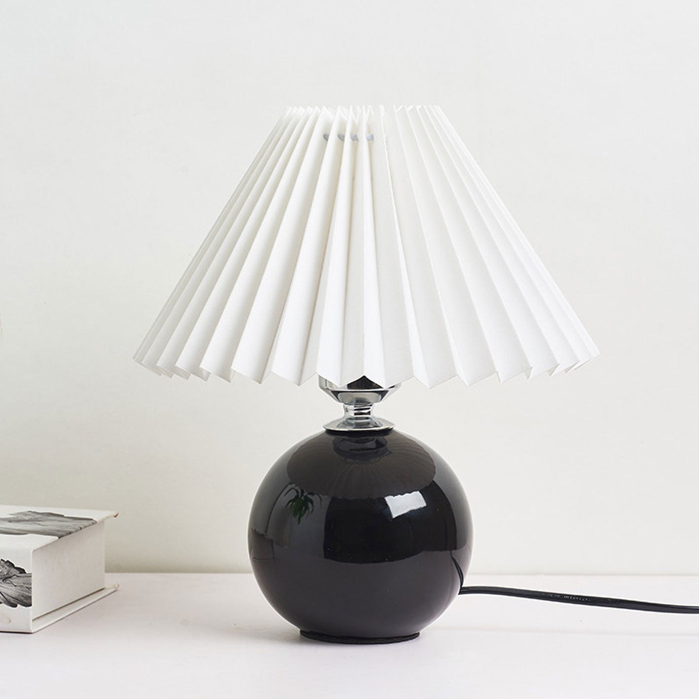 Skorter | Nordic minimalist 1-light table lamp made of ceramic with pleats