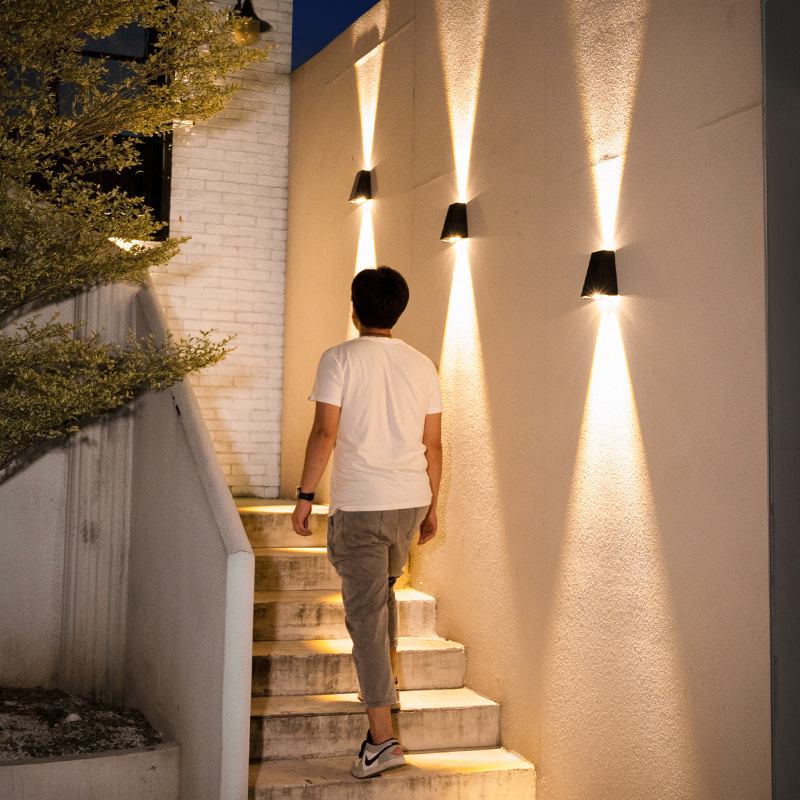Skorter | Modern LED outdoor wall light with up & down light – Waterproof wall lamp for house facade and entrance area