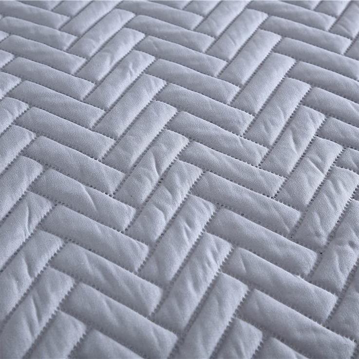 Skorter | 3-Piece: The Nesting Company Birch Bedding Collection Embossed Quilt Tableware Set