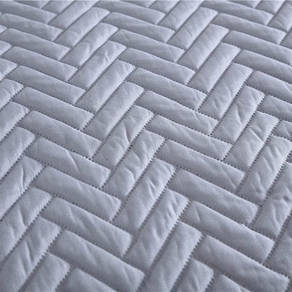 Skorter | 3-Piece: The Nesting Company Birch Bedding Collection Embossed Quilt Tableware Set