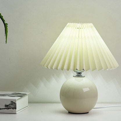 Skorter | Nordic minimalist 1-light table lamp made of ceramic with pleats