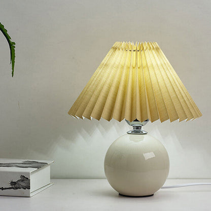 Skorter | Nordic minimalist 1-light table lamp made of ceramic with pleats