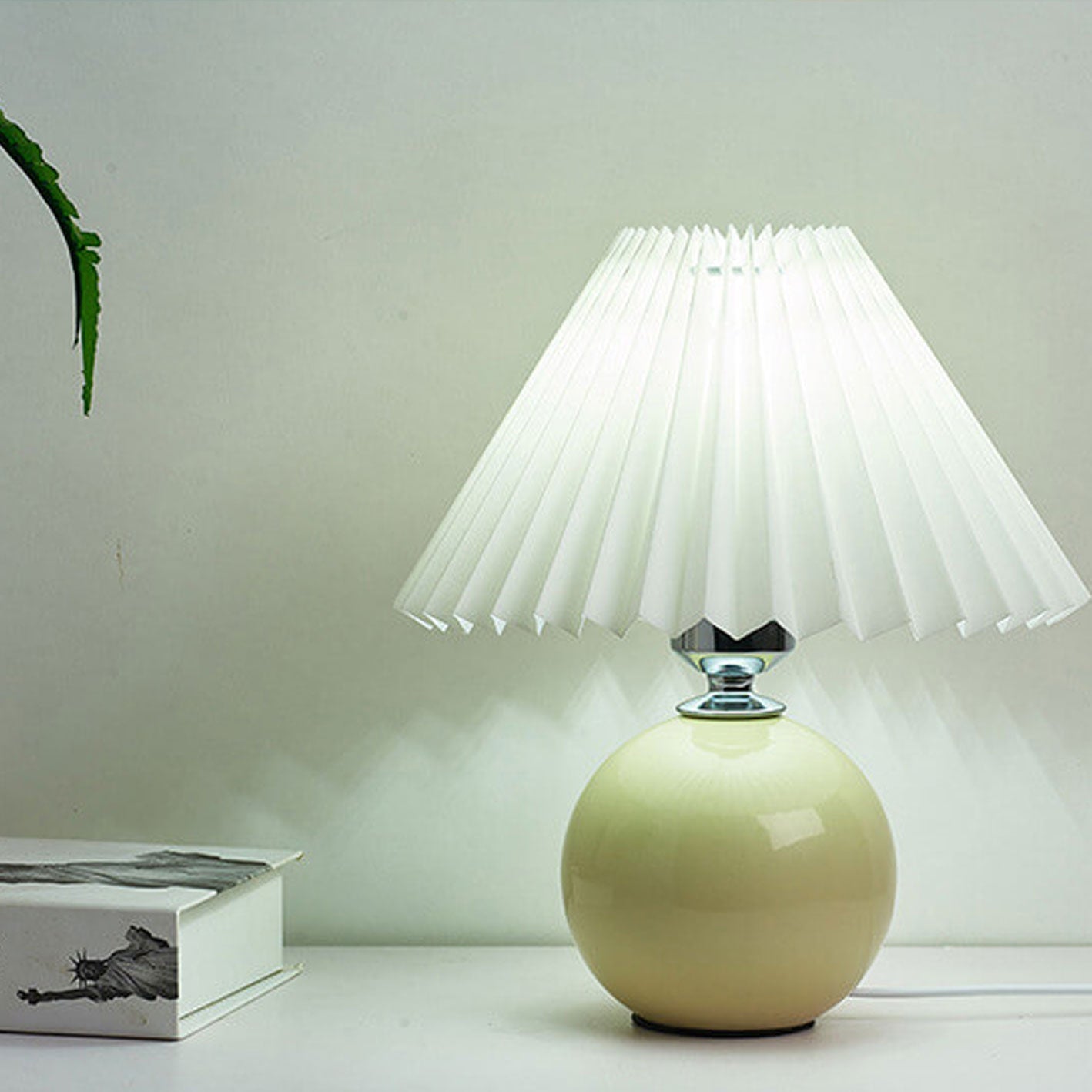 Skorter | Nordic minimalist 1-light table lamp made of ceramic with pleats