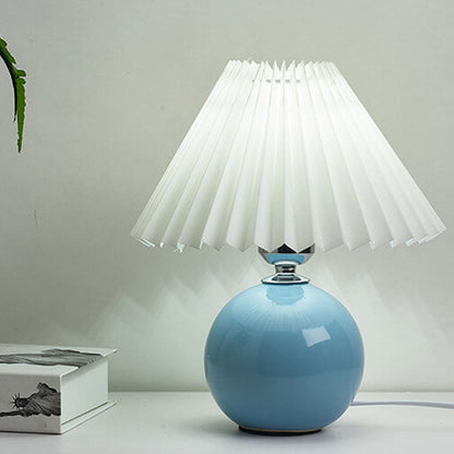Skorter | Nordic minimalist 1-light table lamp made of ceramic with pleats