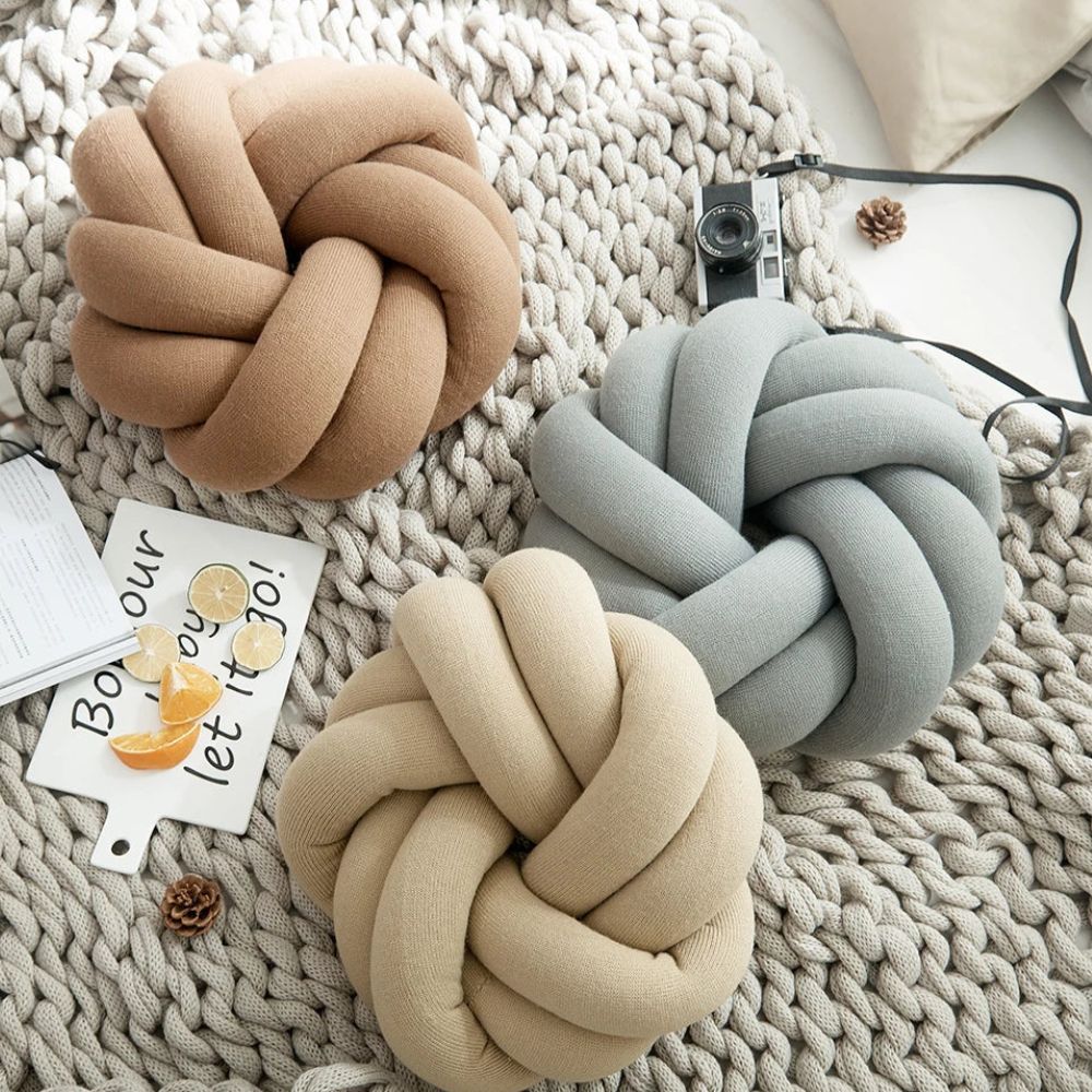 Skorter | Puffy Pretzel Cushion