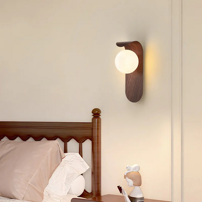 Skorter | LuxeWood – Chic Walnut Wall Lamp for Unique Ambiances