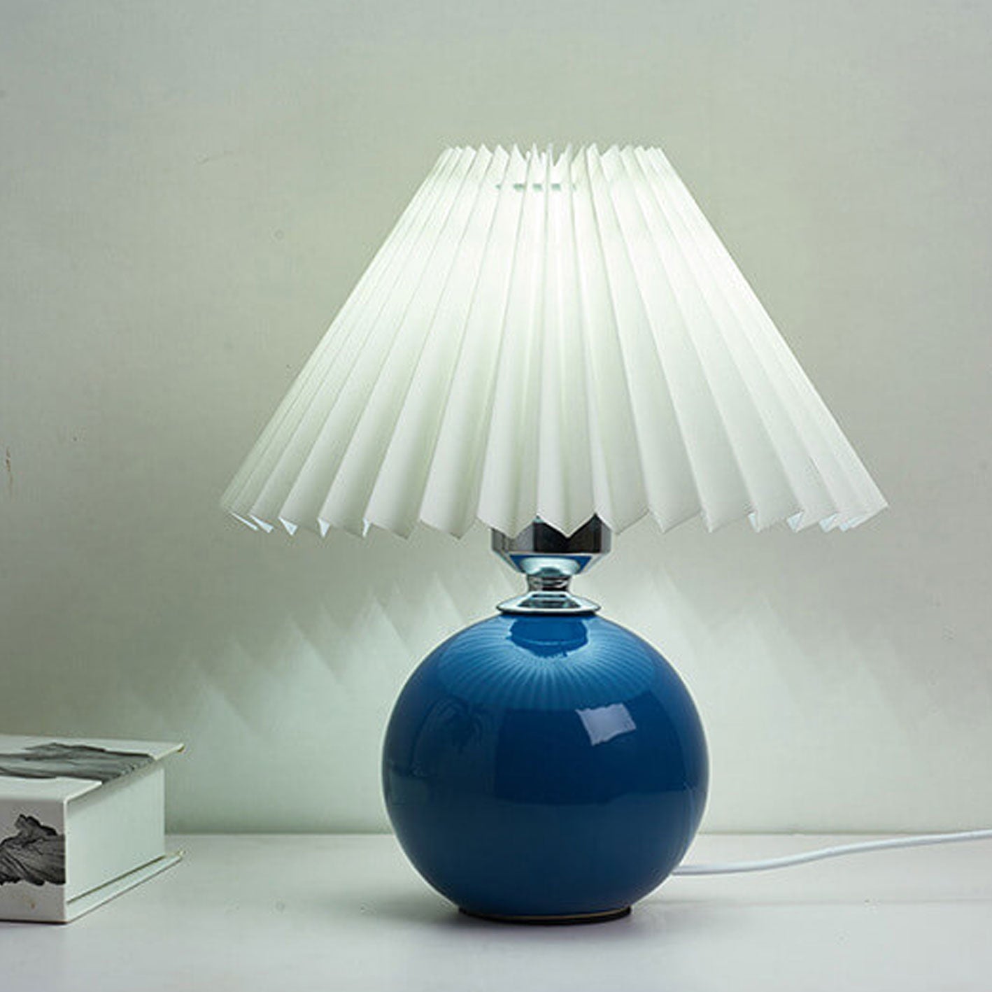 Skorter | Nordic minimalist 1-light table lamp made of ceramic with pleats