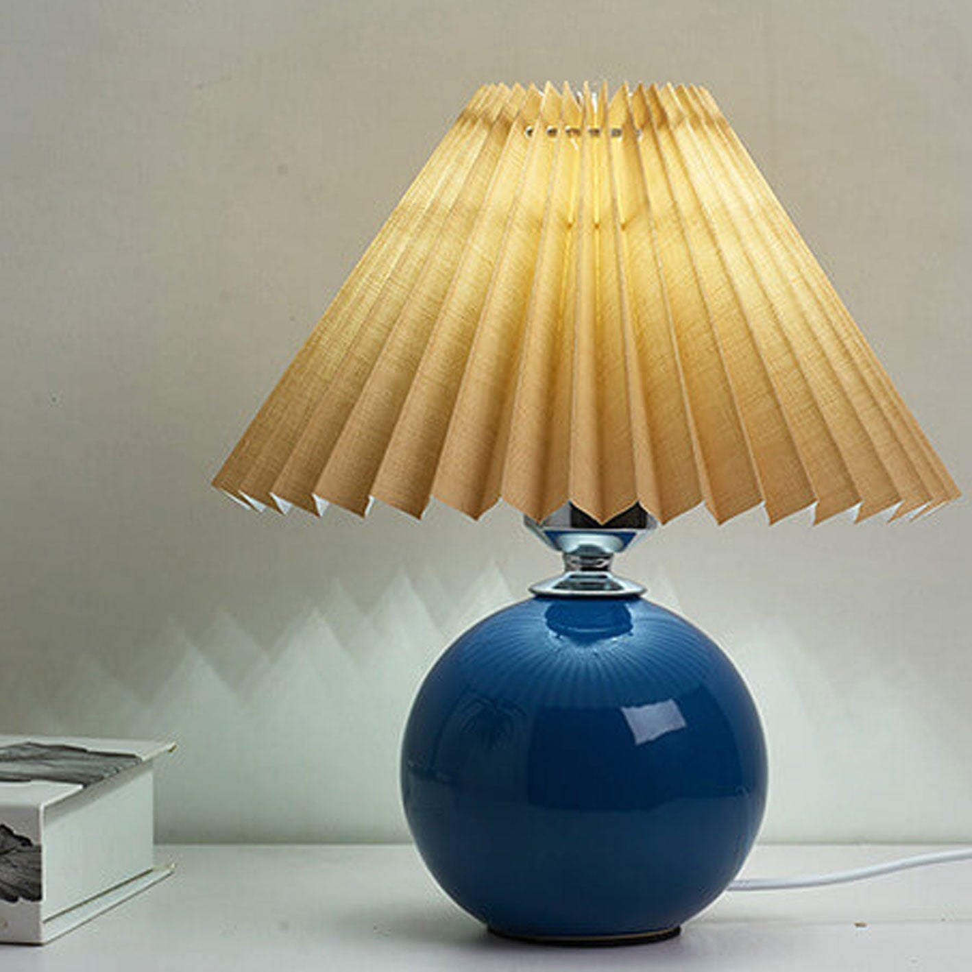 Skorter | Nordic minimalist 1-light table lamp made of ceramic with pleats
